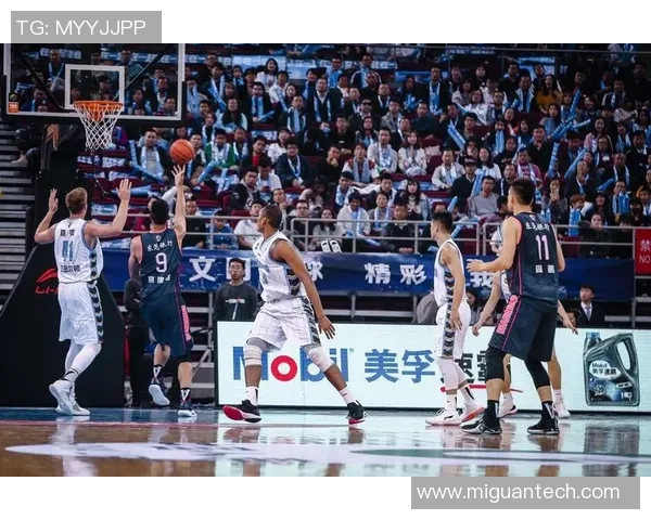 2020至2021赛季广东队与首钢队的精彩对决与战术分析